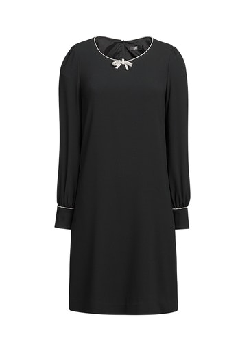 Sukienka lekko rozszerzona z długim rękawem, dekolt obszyty kamykami, ozdobna broszka, kolor czarny Riani  136320-3613-999