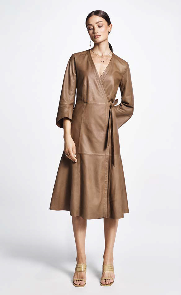 Sukienka skórzana ,długa, pasowana w talii, wiązana z boku, kolor brązowy Riani 136010-9027-610